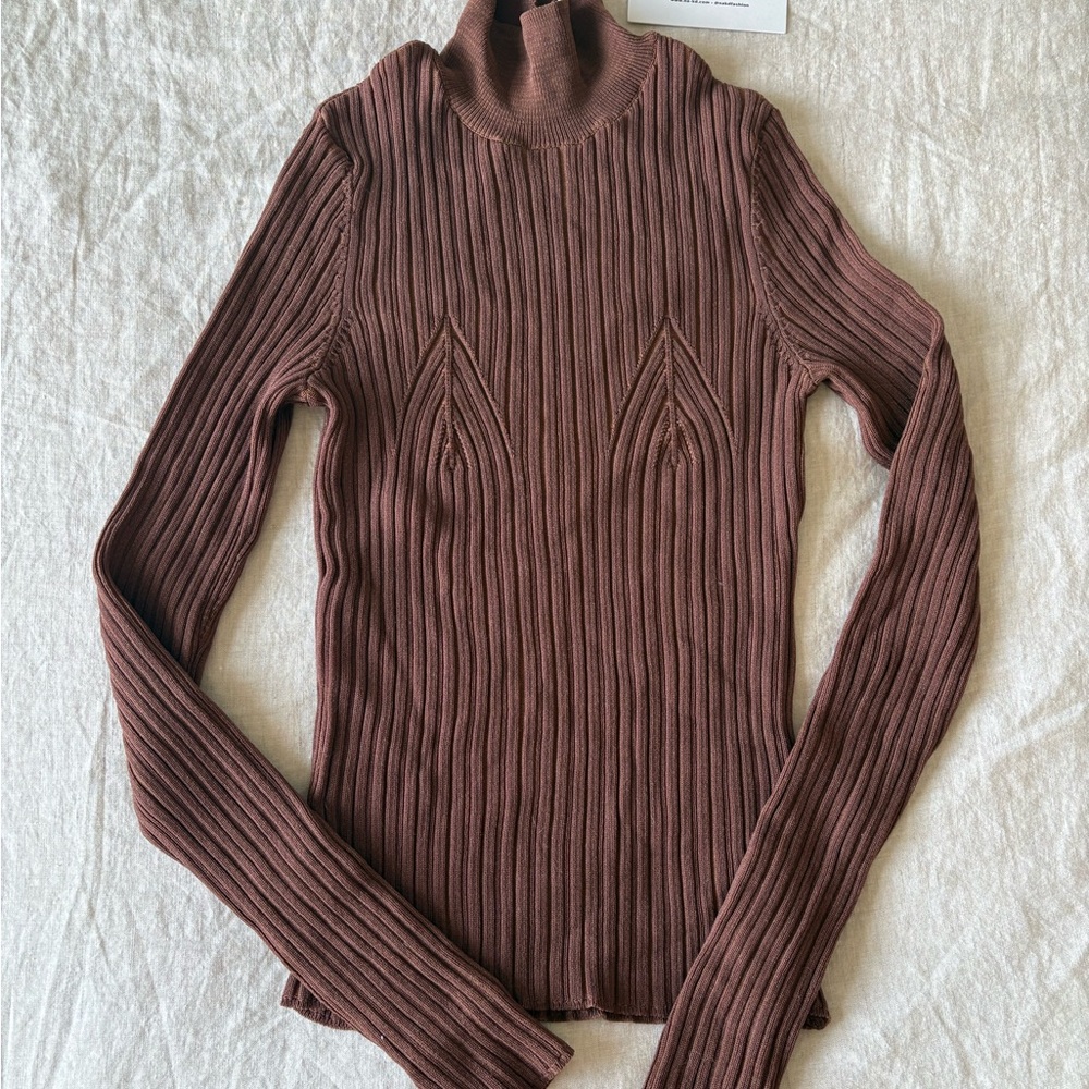 Elegant Ribbed Turtleneck Sweater in Brown